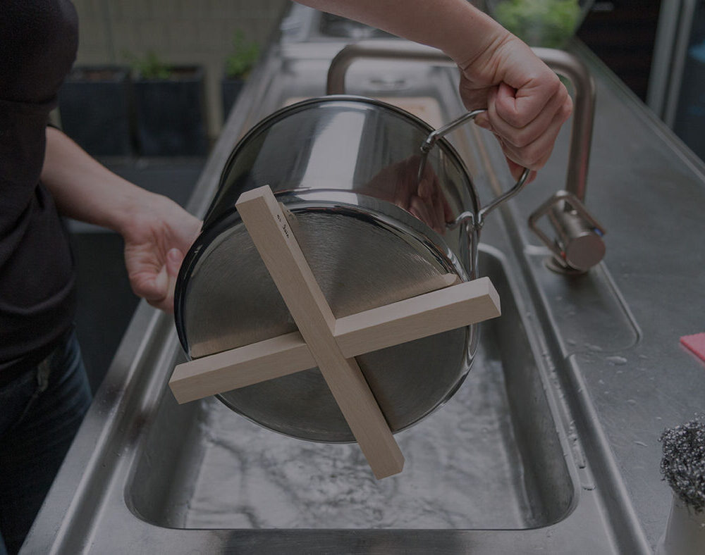 Washing a pot with the trivet attached